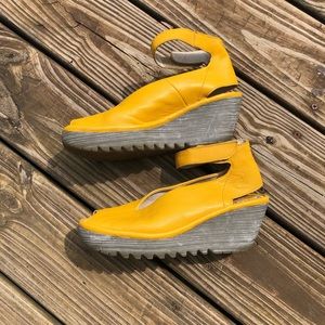 GUC Fly London sandals